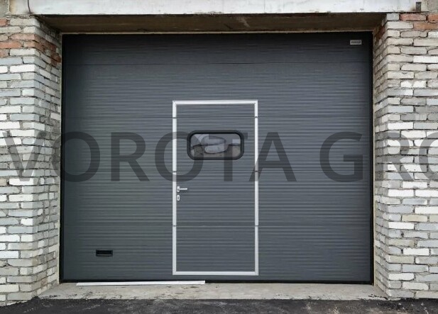 Гаражные ворота с калиткой Doorhan серого цвета 3400x2400 Гаражные ворота с калиткой Doorhan серого цвета 3400x2400